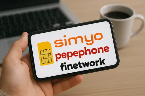 Mano con móvil mostrando tarjeta SIM y logos de Simyo, Pepephone y Finetwork alineados.