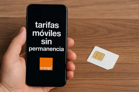 Mano sosteniendo móvil con texto de tarifas sin permanencia y logo de Orange en fondo negro.