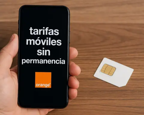 Mano sosteniendo móvil con texto de tarifas sin permanencia y logo de Orange en fondo negro.
